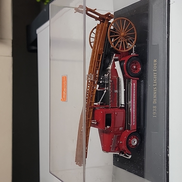 Set of four fire trucks - Picture 8 of 8